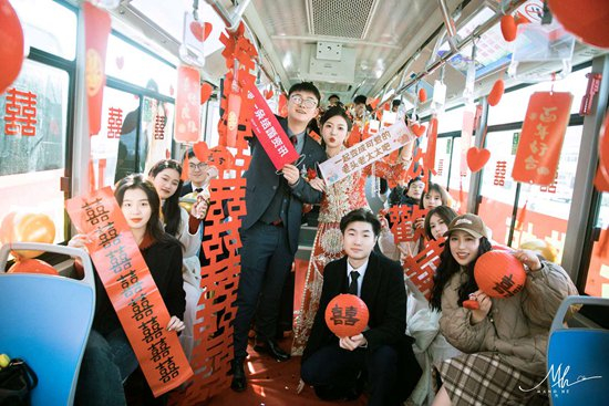 　　公交车婚礼现场。长丰县融媒体中心供图
