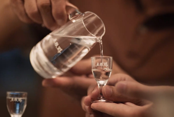 曹植的《乐府 其二》中写道:"市肉取肥,酤酒取醇.交觞接杯,以致慇勤.