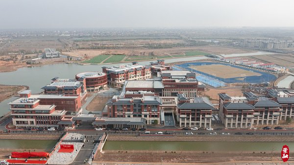 据了解,上实东滩高中隶属于上海市崇明区教育局,是一所由上海市实验