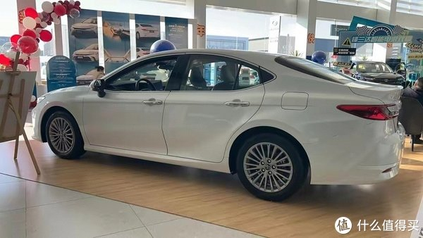 日系中型车对比第九代凯美瑞和日产天籁怎么选