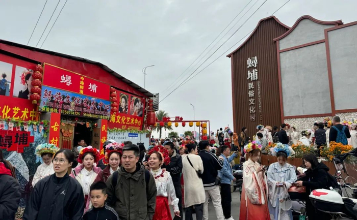 2月16日，泉州蟳埔村人头攒动。摄影/杨立赟