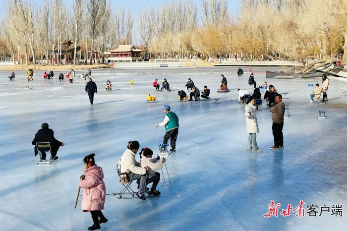        2月13日，市民在西汉酒泉胜迹乐享冰上运动。