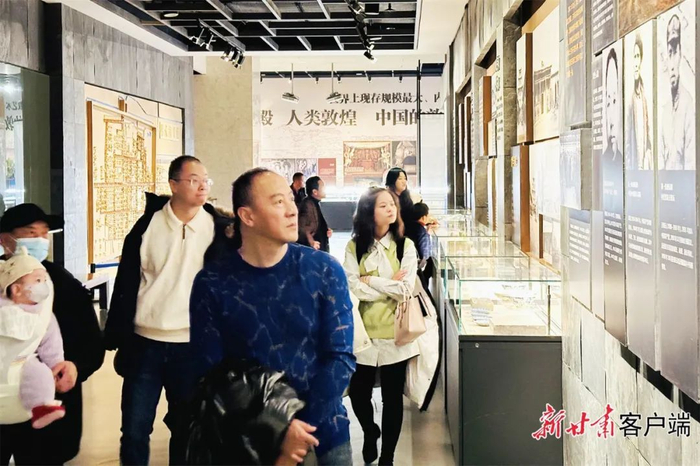 2月15日，市民在酒泉市博物馆参观。新甘肃·甘肃日报记者 董文龙摄