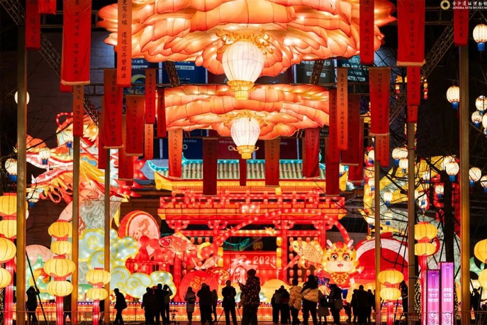 春节假期，观众在金沙遗址博物馆参加成都金沙太阳节活动