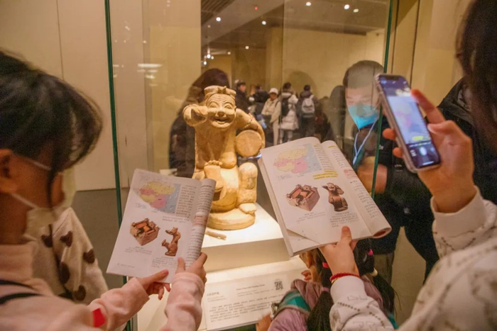 不少观众带着历史课本来到国博，比对书上的知识点在文物前面一一“打卡”