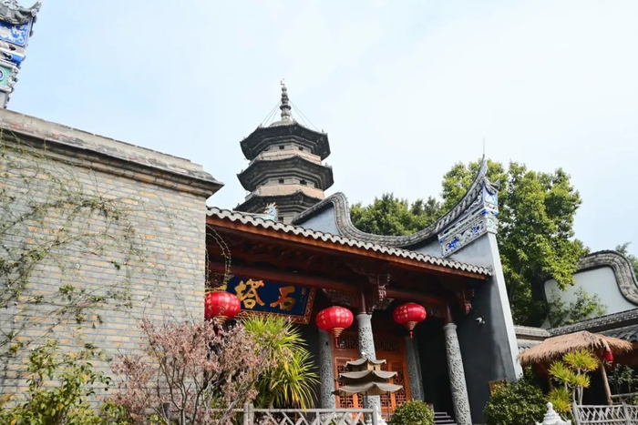 乌塔与石塔寺石塔寺在乌山的一众景观当中,最富特色的当属摩崖石刻.