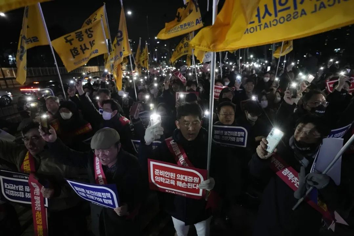 2月15日，数百名韩国医生因不满政府即将推行的医学院扩招政策，在青瓦台外游行抗议。图源/AP