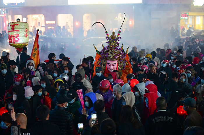 2024年2月16日，福州市长乐区金峰镇。正月初七，游神队伍经过，队伍里的人戴着头盔。本文均为澎湃新闻记者 吴栋 图