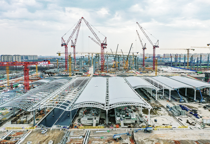 昨天，沪苏湖铁路上海松江站项目施工现场十分热闹。