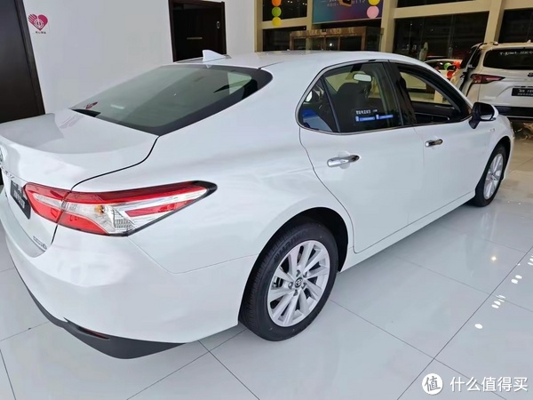 车尾上方一根小尾翼,中间丰田车标带字母车标搭配两侧的后尾灯组,最