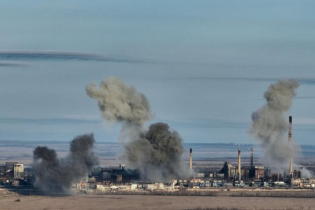 当地时间2023年2月15日，顿涅茨克地区，阿夫杰耶夫卡地区遇袭，化工厂内升起浓烟。视觉中国 图