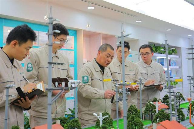 中国式现代化奋进者钱忠身贴万伏高压做微创手术36年扎根一线守护万家