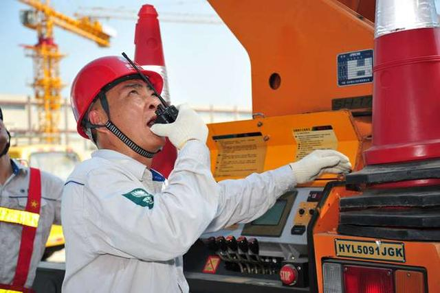 中国式现代化奋进者钱忠身贴万伏高压做微创手术36年扎根一线守护万家