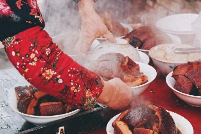 中,传统书法对联,龙灯,门神等产品销量同比增长超过142%,窗花,年画