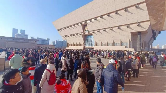 山西博物院春节期间每天早九点开门时，广场参观观众排出6000+“长龙”