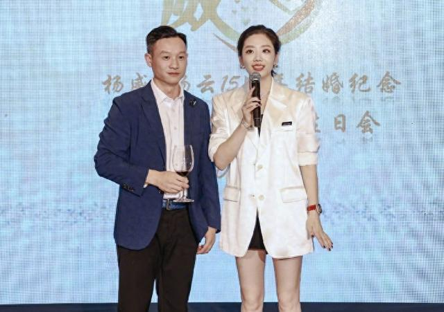 奥运冠军杨威,破产只是谣言,一家人依旧生活滋润,妻子很漂亮|杨威