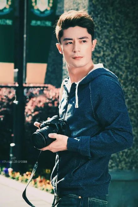 该剧女主是张雪迎,从她与霍建华的年龄差来看,目测不是演情侣,更有