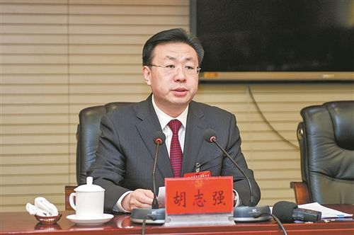 他为升官春节凌晨4点出发跨省给领导送年货