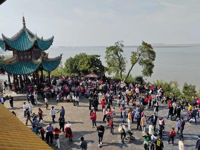 龙腾盛世春满巴陵岳阳楼旅游区春节期间接待市民游客超百万