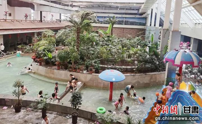 图为兰州新区温泉备受游客青睐.