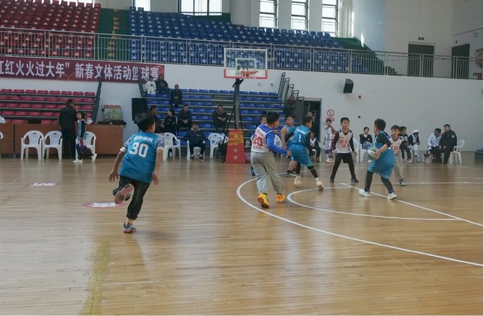 "参赛球员罗毅说;在紫云自治县民族高级中学体育馆内的赛场上,小球员