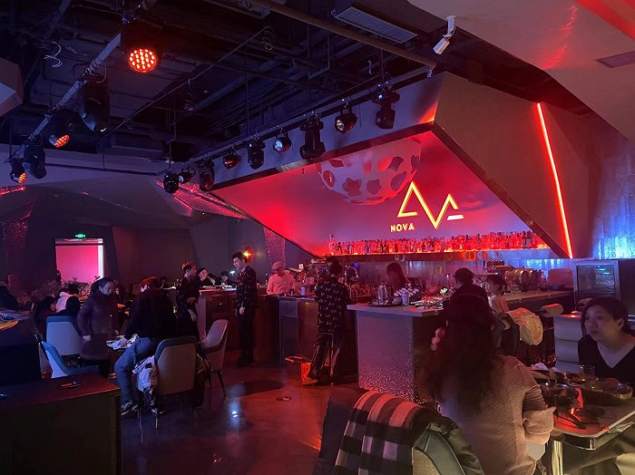 游客和返乡人群来到哈尔滨酒吧过年.