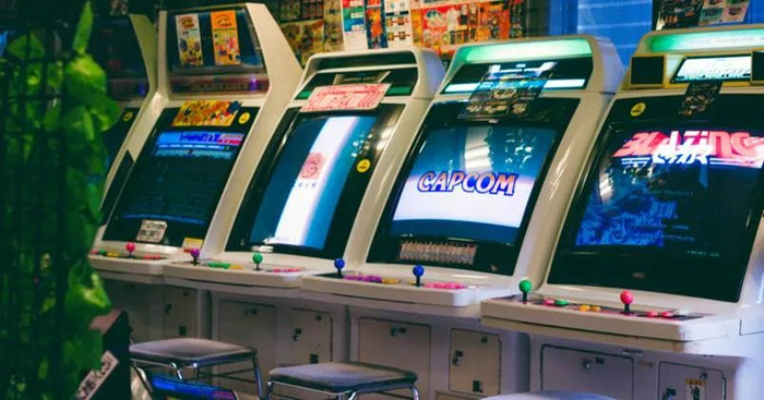 如今这类怀旧机厅很常见，但在当年选择这个路线还是很大胆的