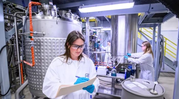 美国伊利诺伊大学香槟分校研究人员在综合生物加工研究实验室设施中工作