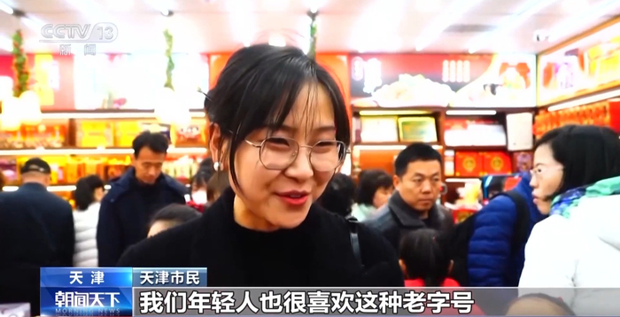 杨柳青的创意木版年画,吸引了不少游客上手体验,每天热销300多幅;果仁