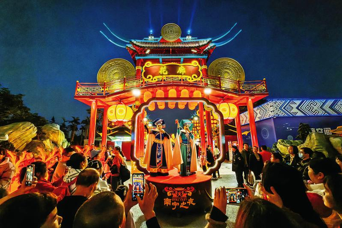 春节假期，我市推出丰富多彩的活动，让游客感受欢乐祥和的节日氛围。图为游客在广旅·南宁之夜观看精彩表演。本报记者叶子榕 摄