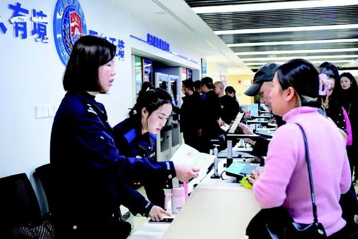 记者彭红霞市民之家节后上班首日接待市民逾3000人次浏阳日报讯(见习