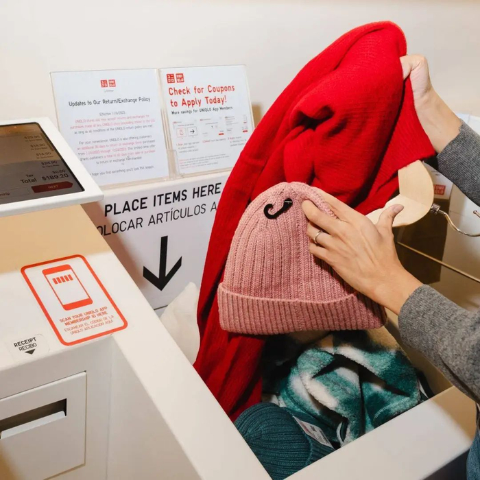 优衣库在衣服的挂牌上植入 rfid 标签,当消费者把衣服放到装置了解读