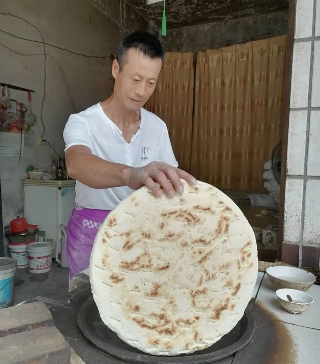 徐州小伙带400多斤大饼返工,这是家人沉甸甸的爱|徐州_新浪新闻