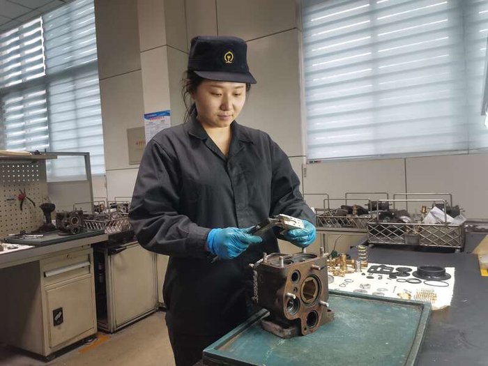 孙继宏今年35岁,是郑州北车辆段修配车间的一名女制动钳工.