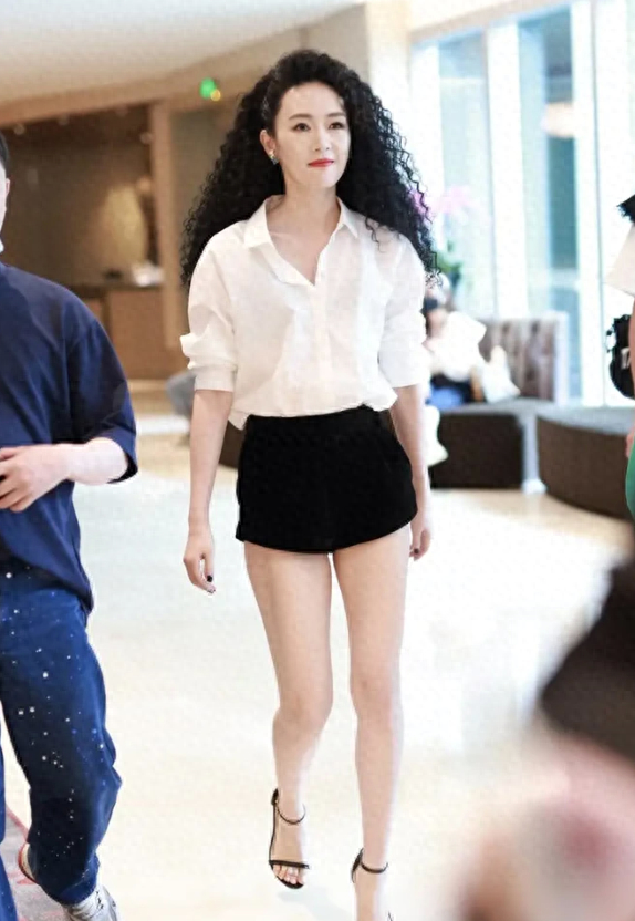 童瑶嫁给富商后烫了羊毛卷,穿白衬衫 黑短裤,38岁美出新高度|童谣|白