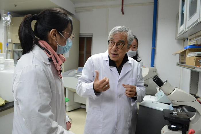 中国科学院院士,暨南大学教授苏国辉指导学生做实验同时,依托丰富的