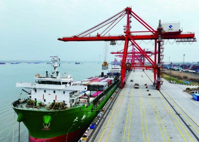 昨天,南京港龙潭集装箱码头一片忙碌景象.