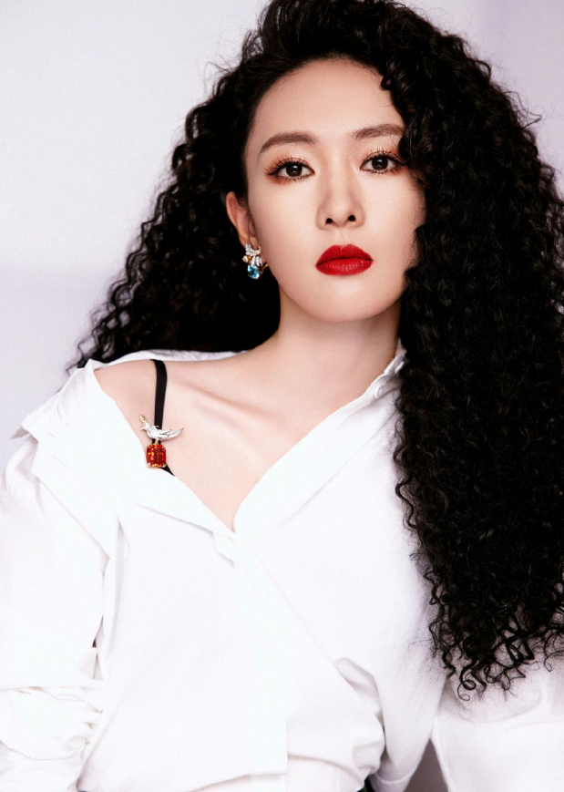 童瑶嫁给富商后烫了羊毛卷,穿白衬衫 黑短裤,38岁美出新高度|童谣|白