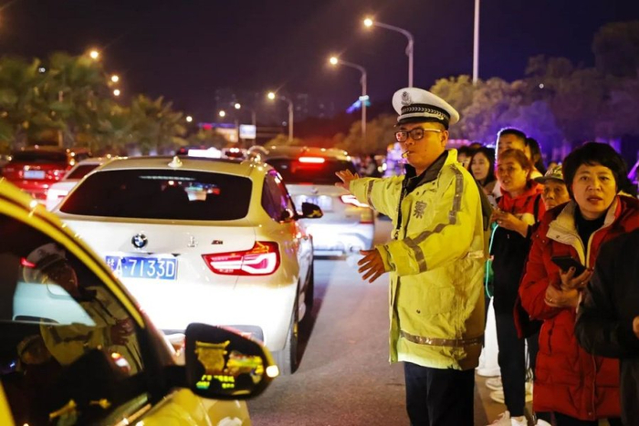 南宁交警倾心守护团圆路安全相伴度新春