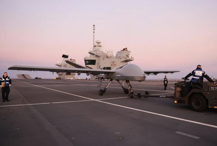 降落在英国航母上的“莫哈韦”短距起降大型无人机