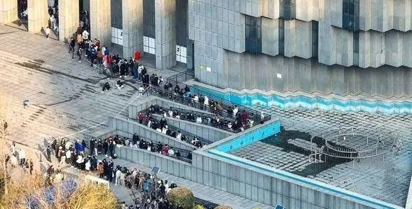 大年初二，博物馆门前数百名市民沿着馆前道路排成“之”字形长队等候入馆
