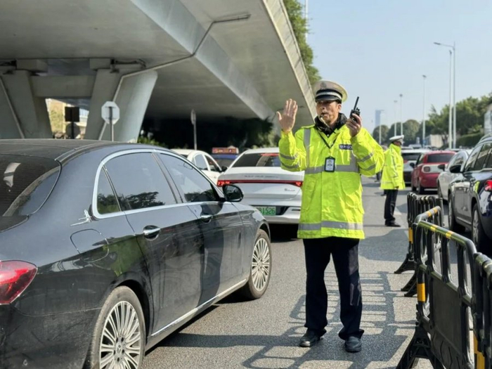 南宁交警倾心守护团圆路安全相伴度新春