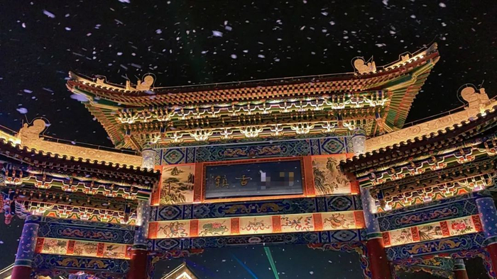 新城区新建的古镇景区，与外地的旅游景点没太大区别。（图/阿瑞 摄）