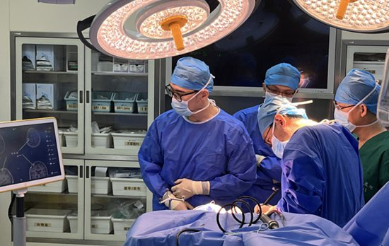     宣武医院院长赵国光团队进行首例植入手术。清华大学医学院供图