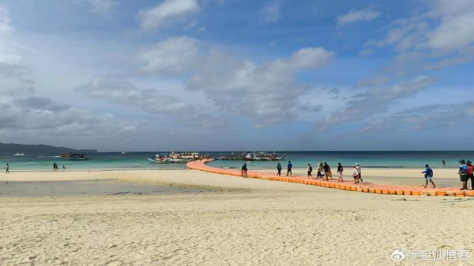 长滩岛位于菲律宾中部,处于班乃岛的西北尖端,形状如同一个哑铃.