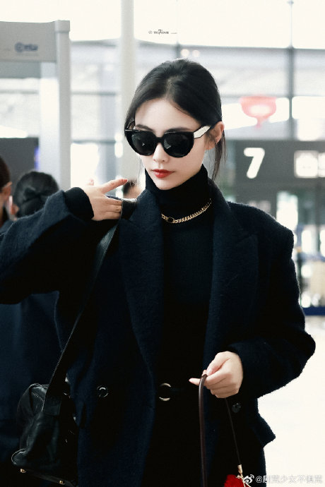 许佳琪最新机场饭拍 全黑造型气场拉满,高级感拿捏了……|许佳琪_新浪