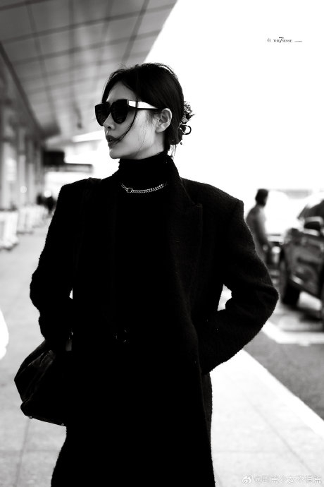 许佳琪最新机场饭拍 全黑造型气场拉满,高级感拿捏了……|许佳琪_新浪