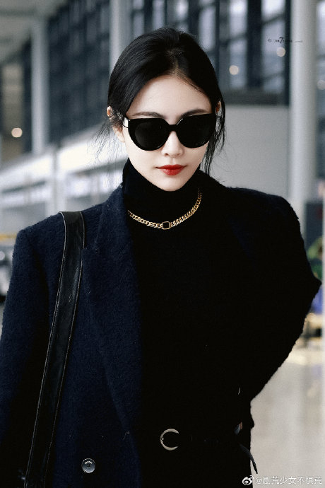许佳琪最新机场饭拍 全黑造型气场拉满,高级感拿捏了……|许佳琪_新浪