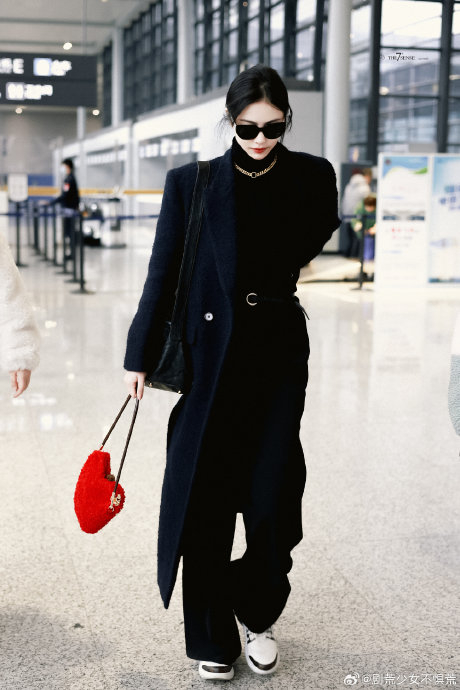 许佳琪最新机场饭拍 全黑造型气场拉满,高级感拿捏了……|许佳琪_新浪