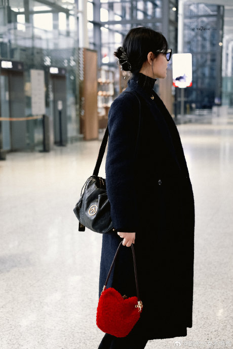 许佳琪最新机场饭拍 全黑造型气场拉满,高级感拿捏了……|许佳琪_新浪